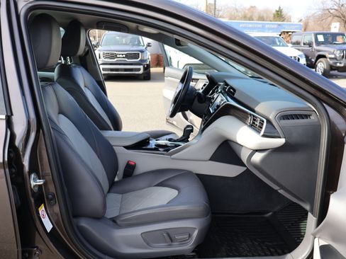 Used 2018 Toyota Camry XLE image 15