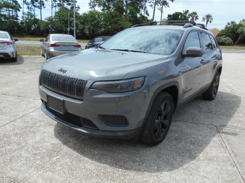 Used 2021 Jeep Cherokee 4WD Latitude image 2