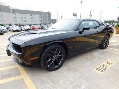 Used 2022 Dodge Challenger SXT RWD image 4