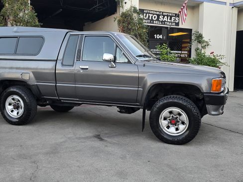 Used 1988 Toyota Pickup Deluxe image 4