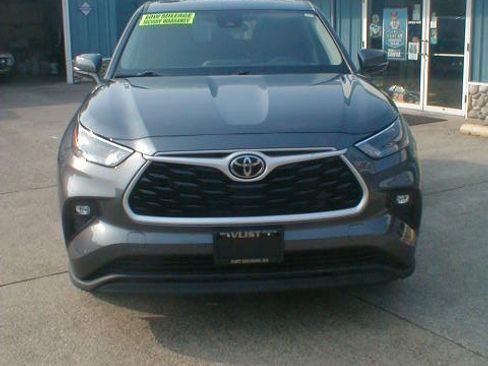 Used 2023 Toyota Highlander image 2
