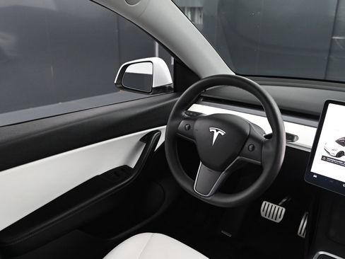 Used 2021 Tesla Model Y Performance image 22