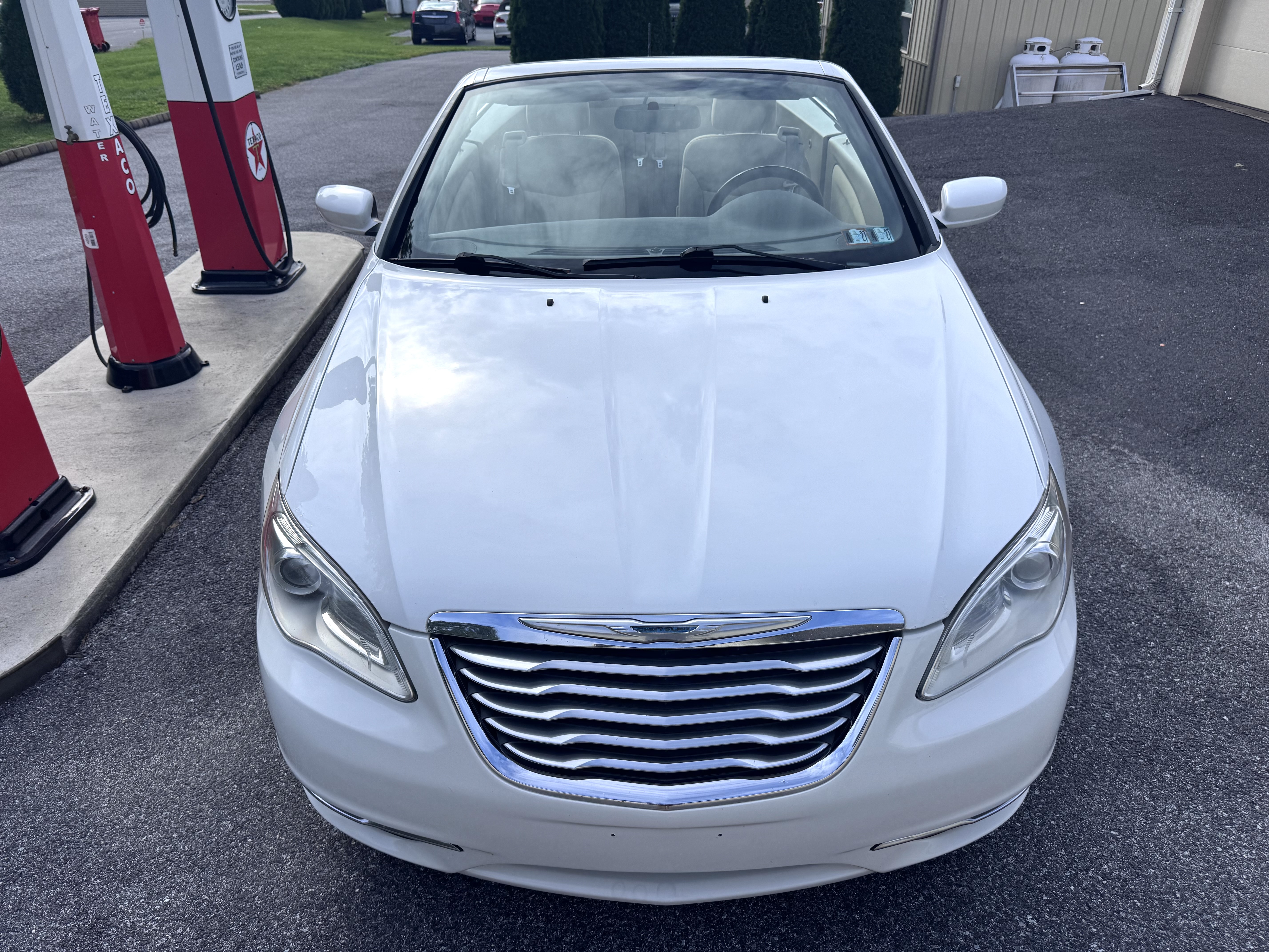 Used 2014 Chrysler 200 Touring Convertible FWD image 2