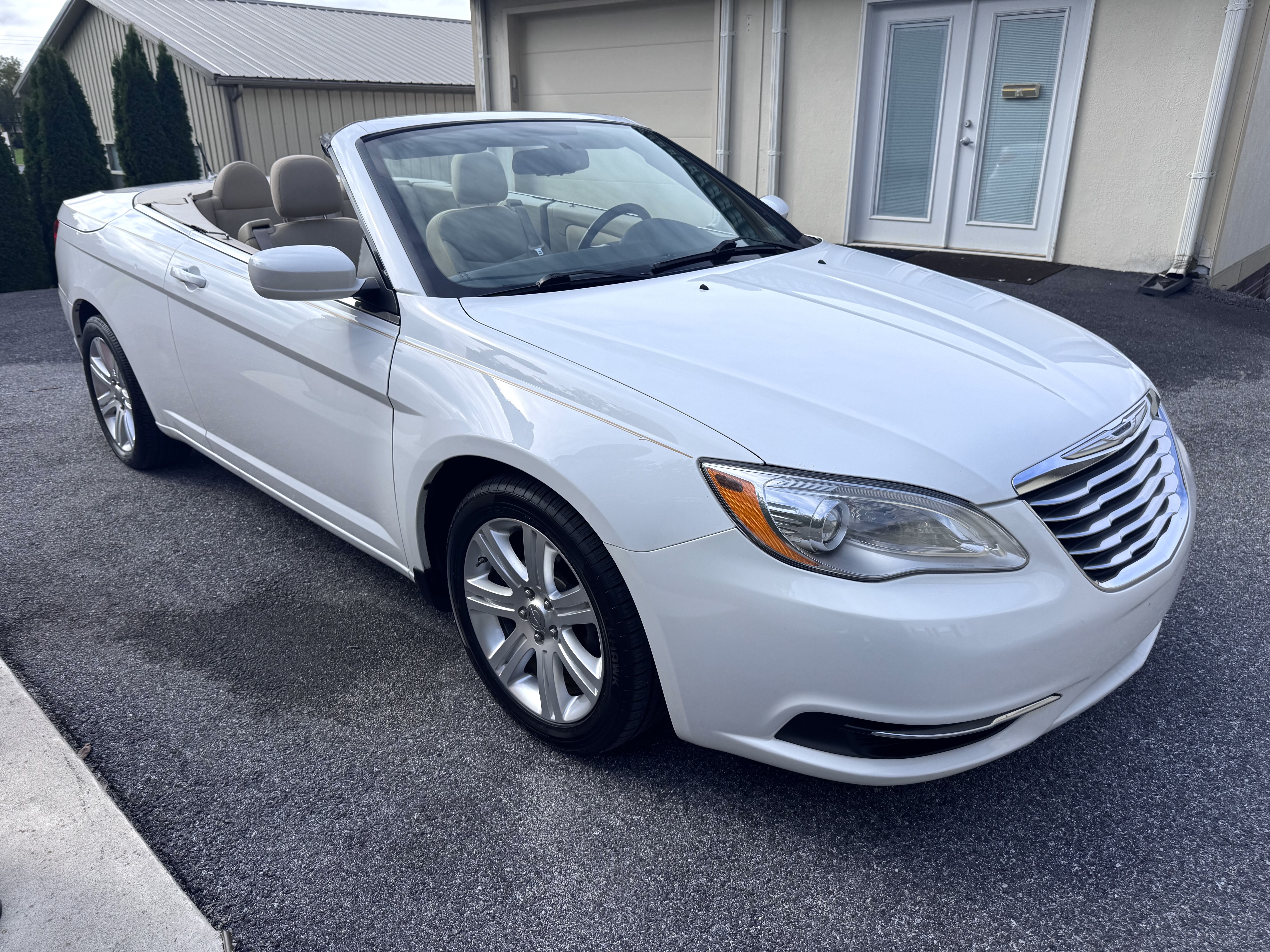 Used 2014 Chrysler 200 Touring Convertible FWD image 4