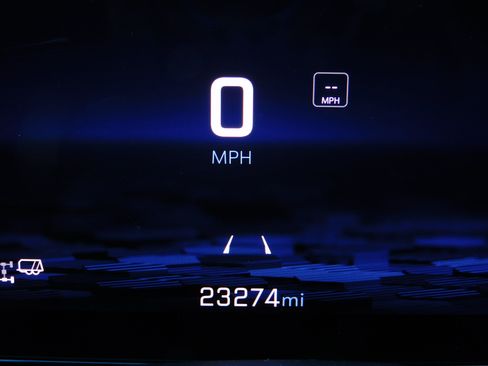 Used 2025 Chevrolet Suburban Z71 image 34