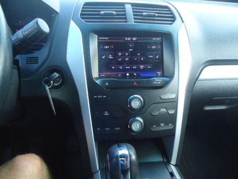 Used 2013 Ford Explorer 4WD XLT image 15