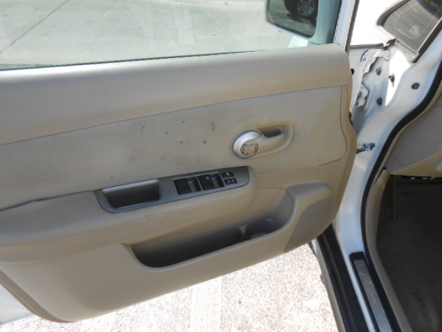 Used 2010 Nissan Versa Hatchback FWD image 13
