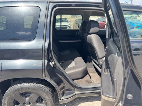 Used 2011 Chevrolet HHR LT image 19