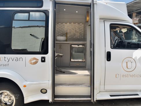 Used 2013 Chevrolet Express 3500 image 33