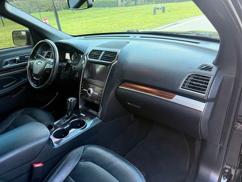 Used 2019 Ford Explorer FWD Limited image 16