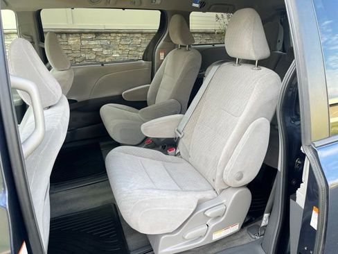 Used 2018 Toyota Sienna LE image 7