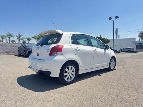 Used 2009 Toyota Yaris 4-Door Hatchback FWD image 9
