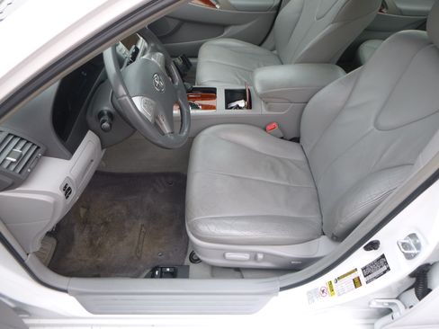 Used 2011 Toyota Camry XLE image 14