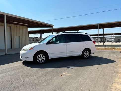 Used 2007 Toyota Sienna LE Minivan 4D FWD image 2