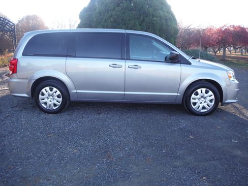 Used 2018 Dodge Grand Caravan SE image 7