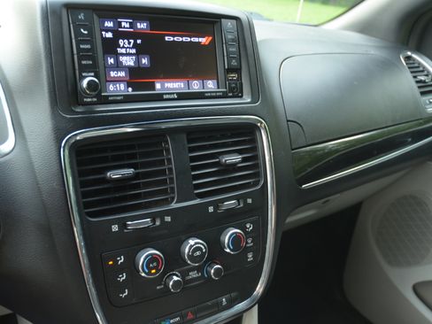 Used 2019 Dodge Grand Caravan SXT FWD image 14
