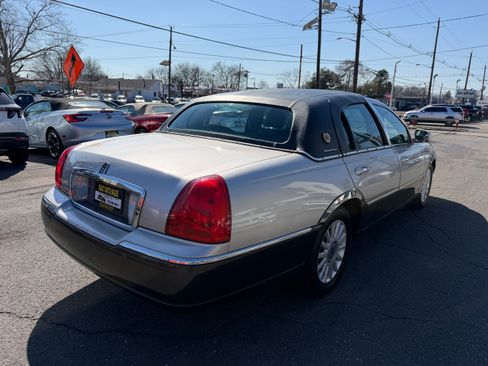 Used 2005 Lincoln Town Car Signature image 25