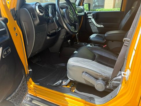 Used 2014 Jeep Wrangler 4WD Unlimited Sahara image 10