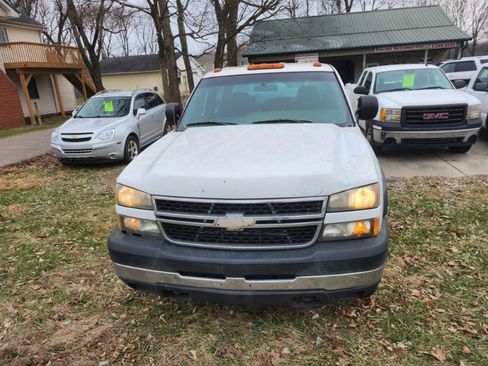 Used 2006 Chevrolet Silverado 3500 W/T image 2