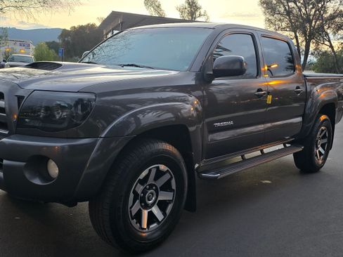 Used 2010 Toyota Tacoma TRD Off-Road image 17