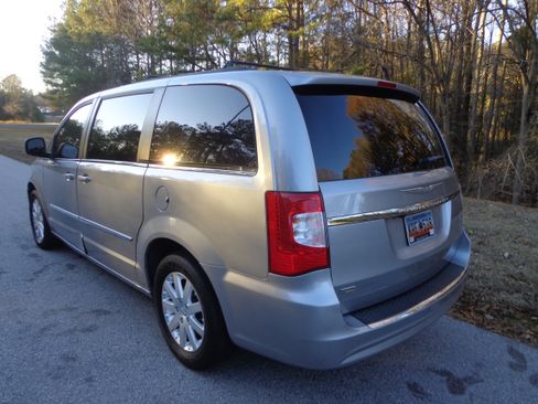 Used 2014 Chrysler Town & Country Touring image 2