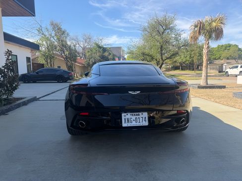 Used 2017 Aston Martin DB11 V12 Coupe RWD image 9