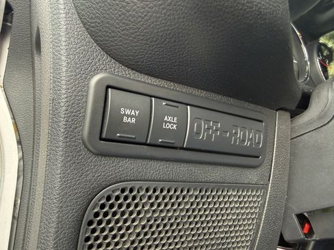 Used 2012 Jeep Wrangler Unlimited Rubicon image 17