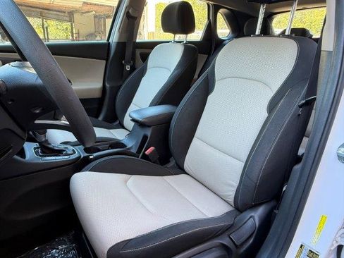 Used 2020 Hyundai Elantra GT image 13