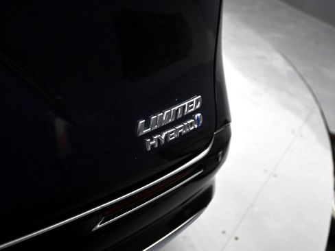 Used 2022 Toyota Sienna Limited image 17