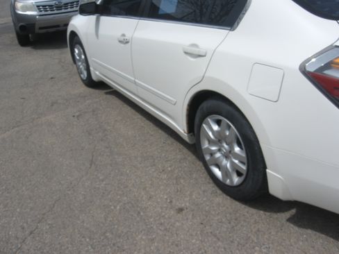 Used 2011 Nissan Altima Sedan FWD image 6