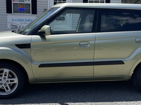 Used 2010 Kia Soul + FWD image 4