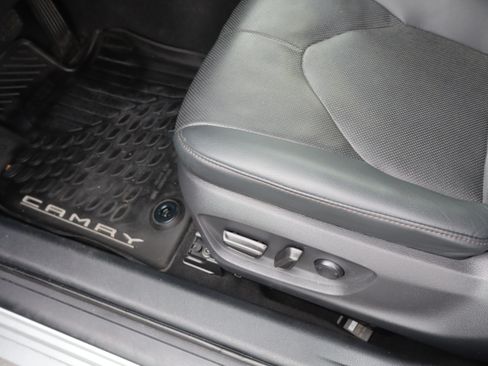 Used 2020 Toyota Camry XLE image 19