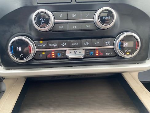 Used 2022 Ford Expedition Limited image 10