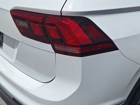 Used 2020 Volkswagen Tiguan FWD image 11
