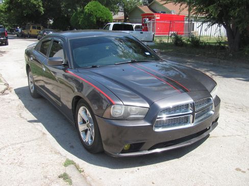 Used 2013 Dodge Charger SE image 2