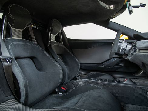 Used 2021 Ford GT Carbon Series RWD image 25