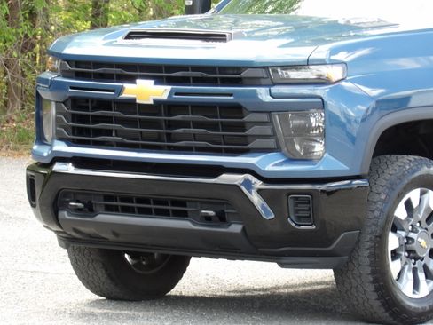 Used 2024 Chevrolet Silverado 2500 Custom image 9