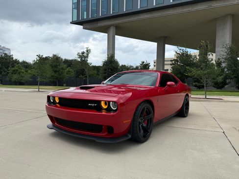 Used 2017 Dodge Challenger SRT Hellcat image 1