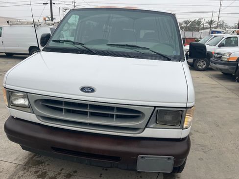 Used 2001 Ford E-350 and Econoline 350 Club Wagon image 3