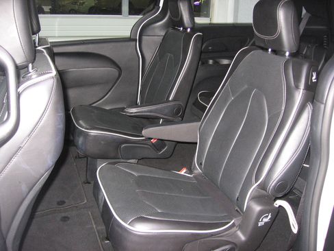 Used 2025 Chrysler Pacifica Limited image 6