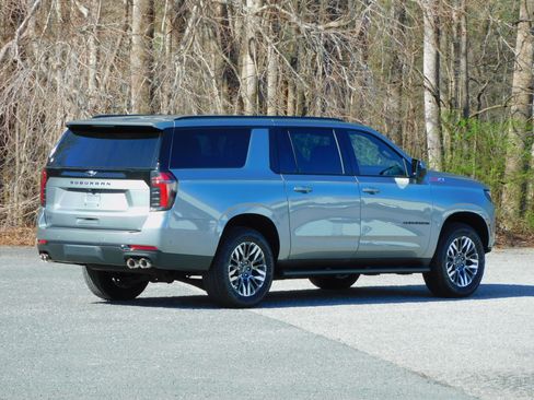 Used 2025 Chevrolet Suburban Z71 image 29