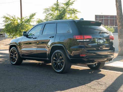 Used 2020 Jeep Grand Cherokee Altitude image 3