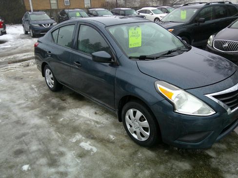 Used 2016 Nissan Versa image 3