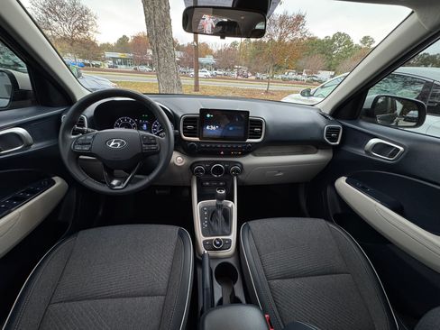 Used 2022 Hyundai Venue Limited image 14