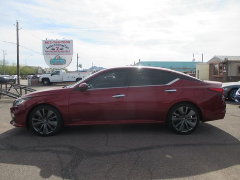 Used 2019 Nissan Altima 2.0 Platinum image 2