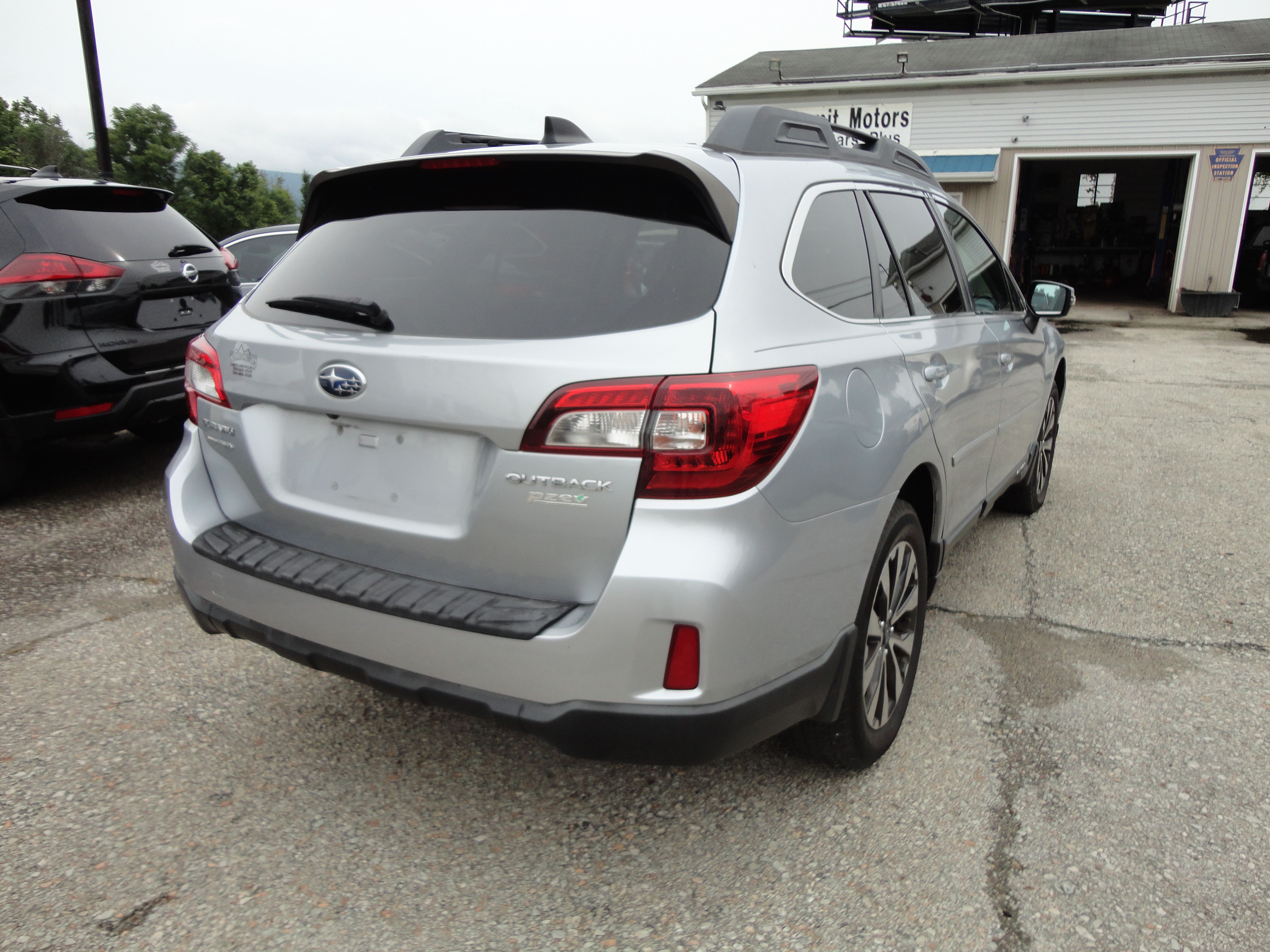 Used 2016 Subaru Outback 2.5i Limited AWD/4WD image 5