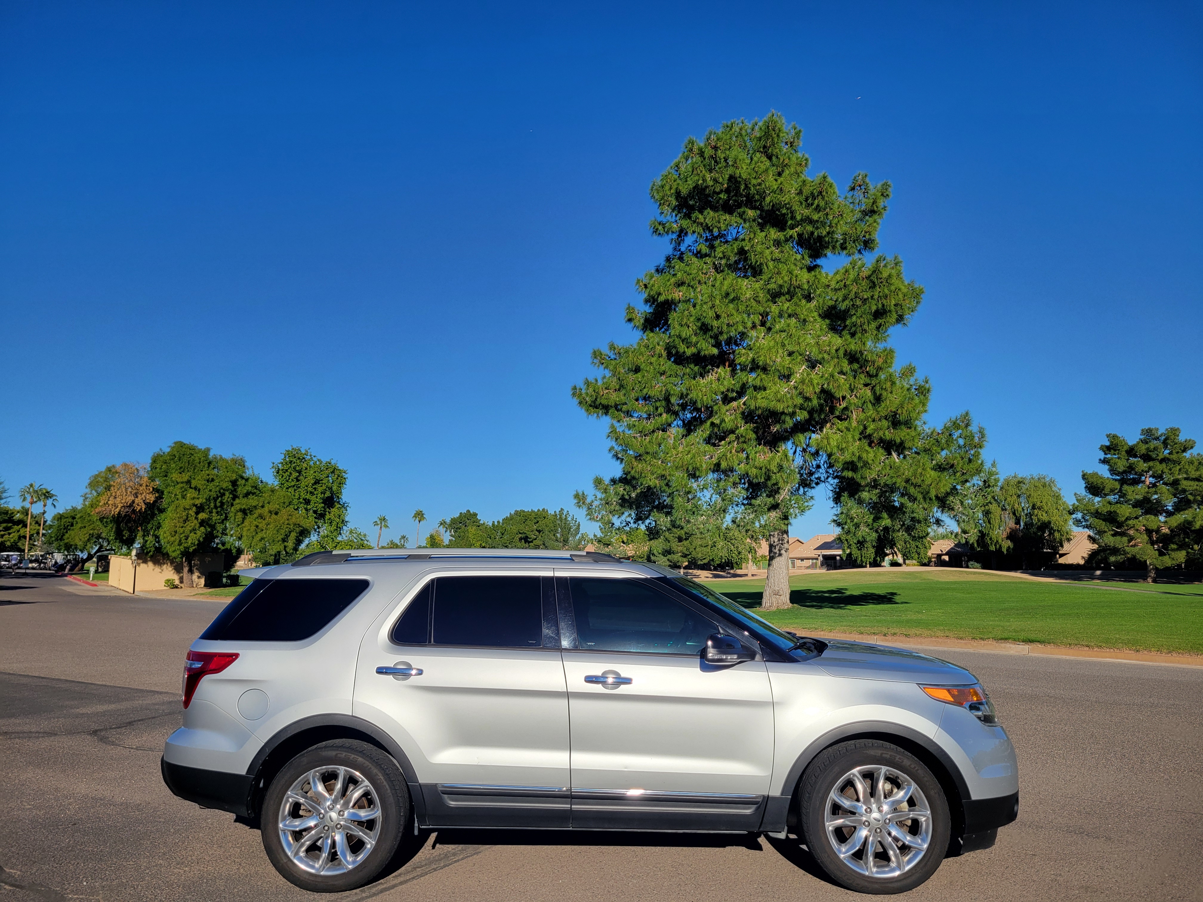 Used 2013 Ford Explorer 4WD XLT image 2
