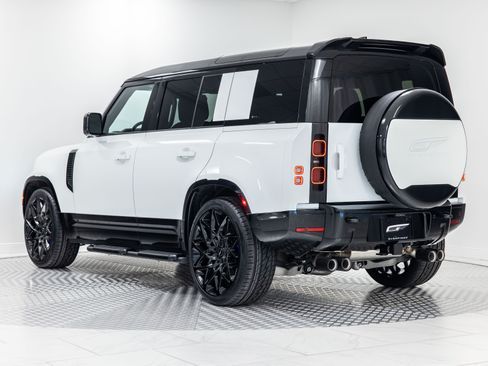 Used 2025 Land Rover Defender 110 X-Dynamic SE image 3