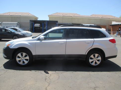 Used 2011 Subaru Outback 3.6R Limited AWD/4WD image 1