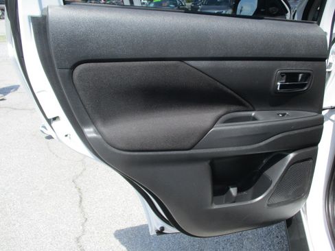 Used 2016 Mitsubishi Outlander 4WD ES image 19